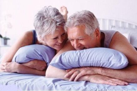 пожилая пара в постели